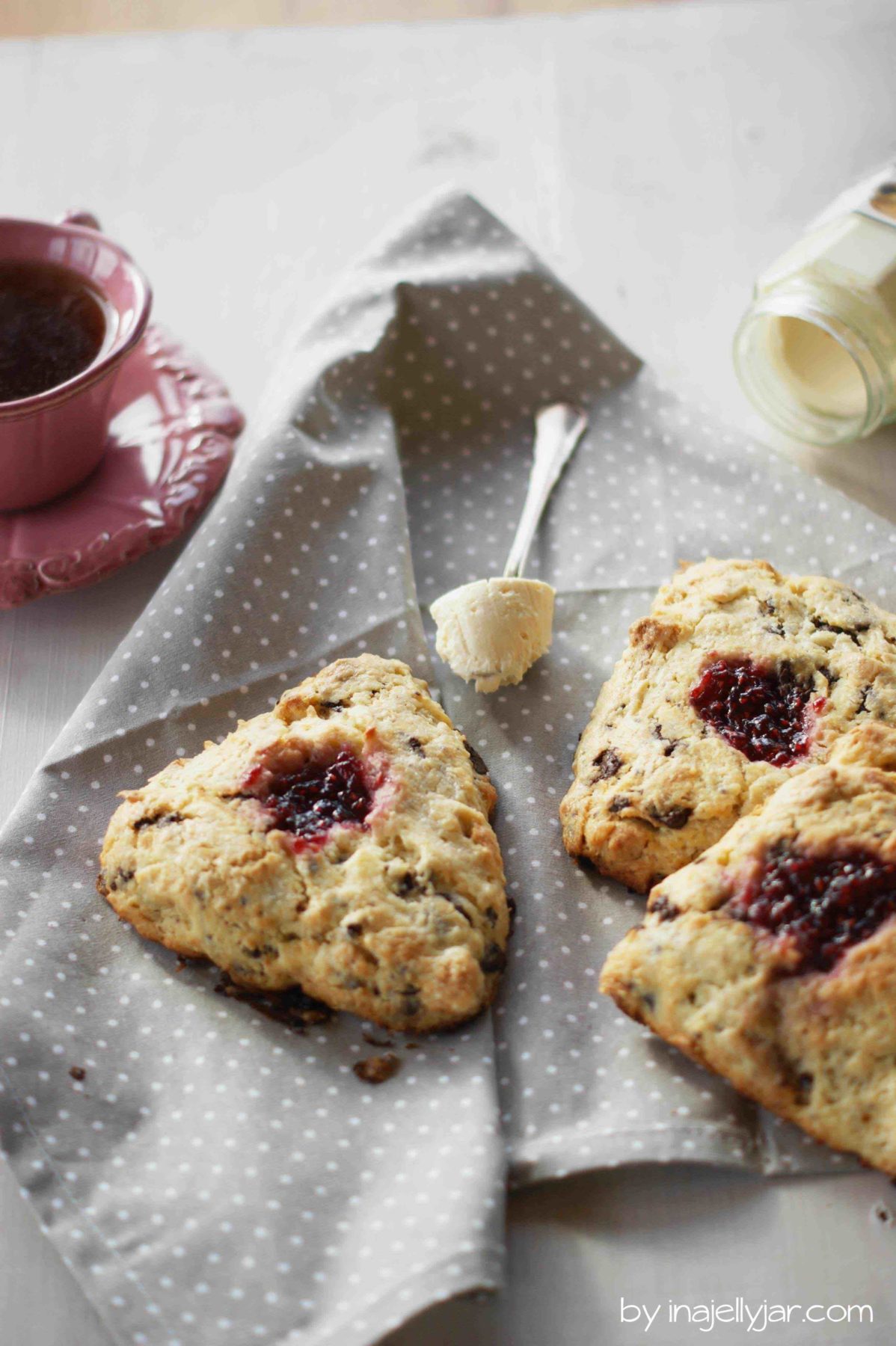 Marzipan-Schoko-Scones mit Marmelade