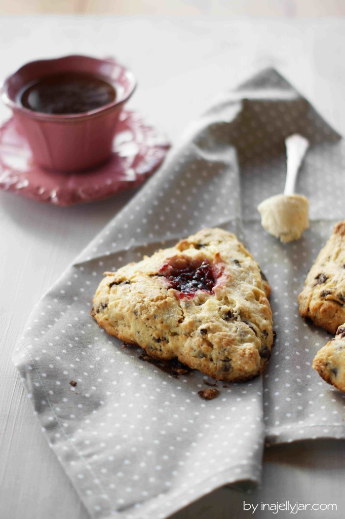 Marzipan-Schoko-Scones mit Marmelade