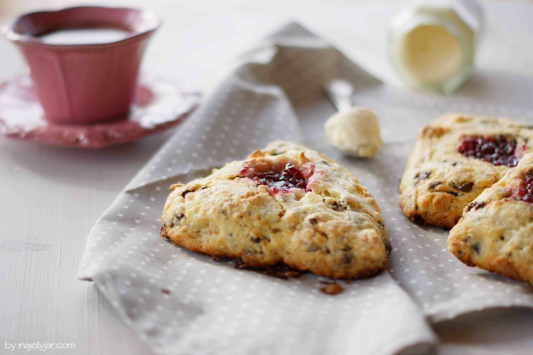 Marzipan-Scones mit Schoko und Marmelade