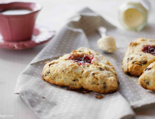 Marzipan-Scones mit Schoko und Marmelade