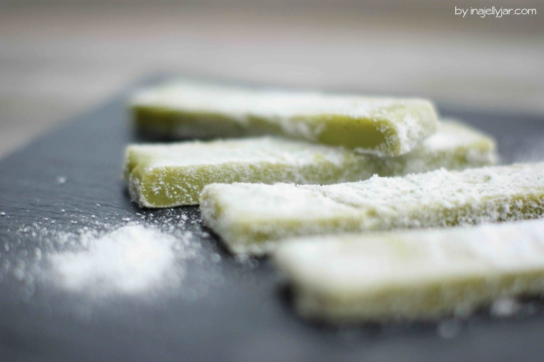 Matcha-Trüffel mit weißer Schokolade und Limettenzucker - ein feinherber Genuss zu jeder Jahreszeit!