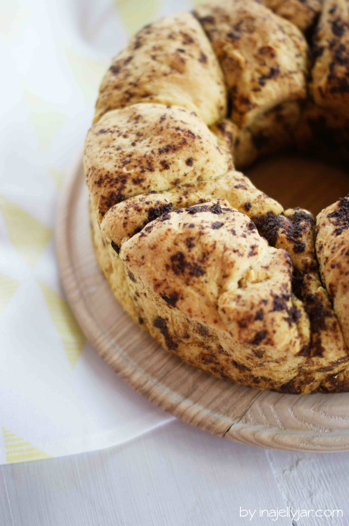 Knuspriges Monkeybread mit Basilikum-Pesto