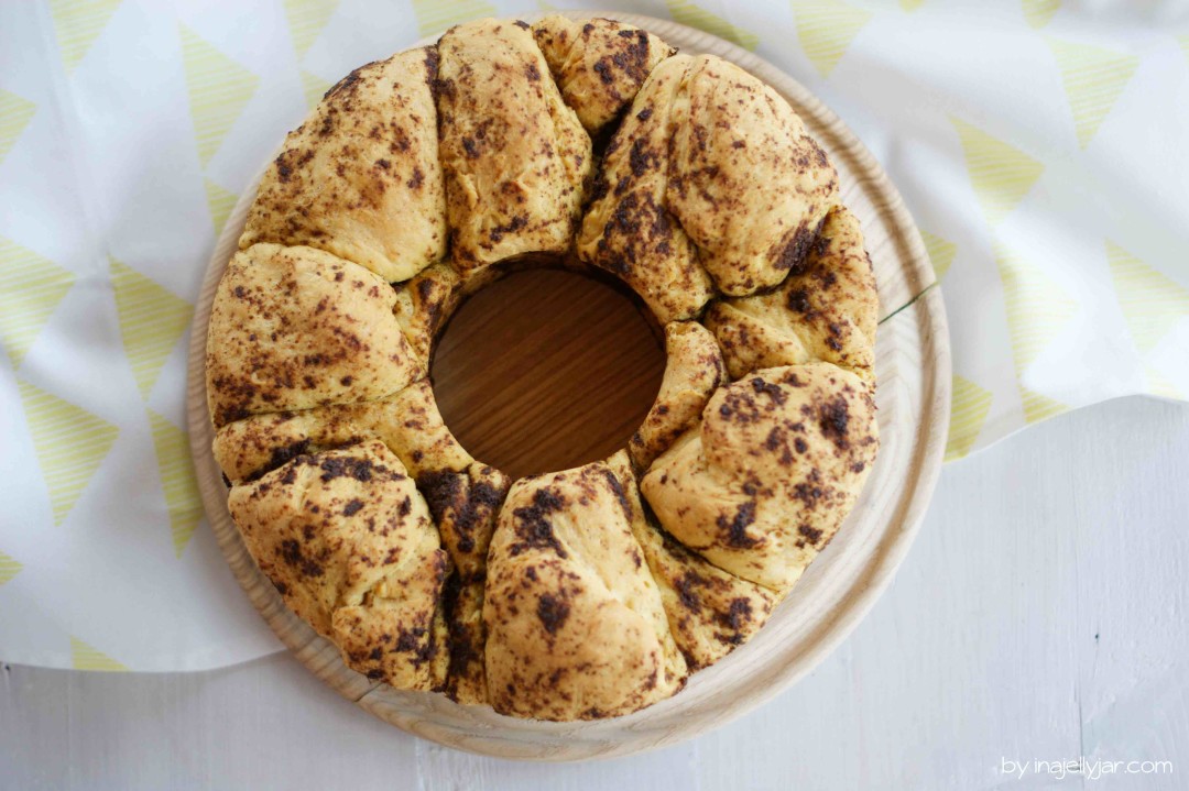 Knuspriges Monkeybread mit Basilikum-Pesto