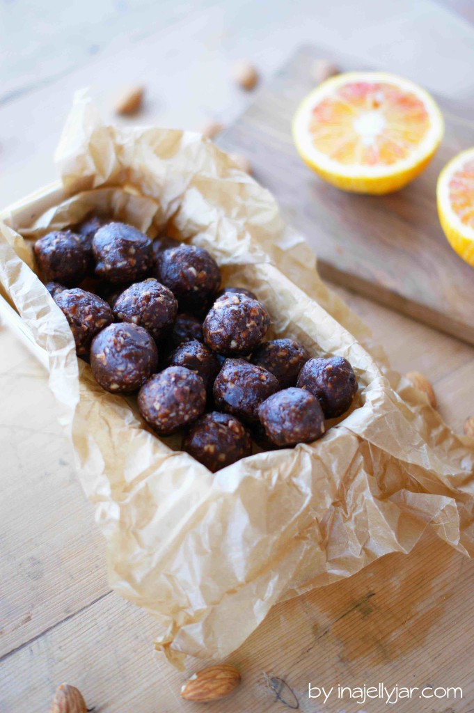 Vegane Bliss Balls mit Orangen, Datteln und Kakao