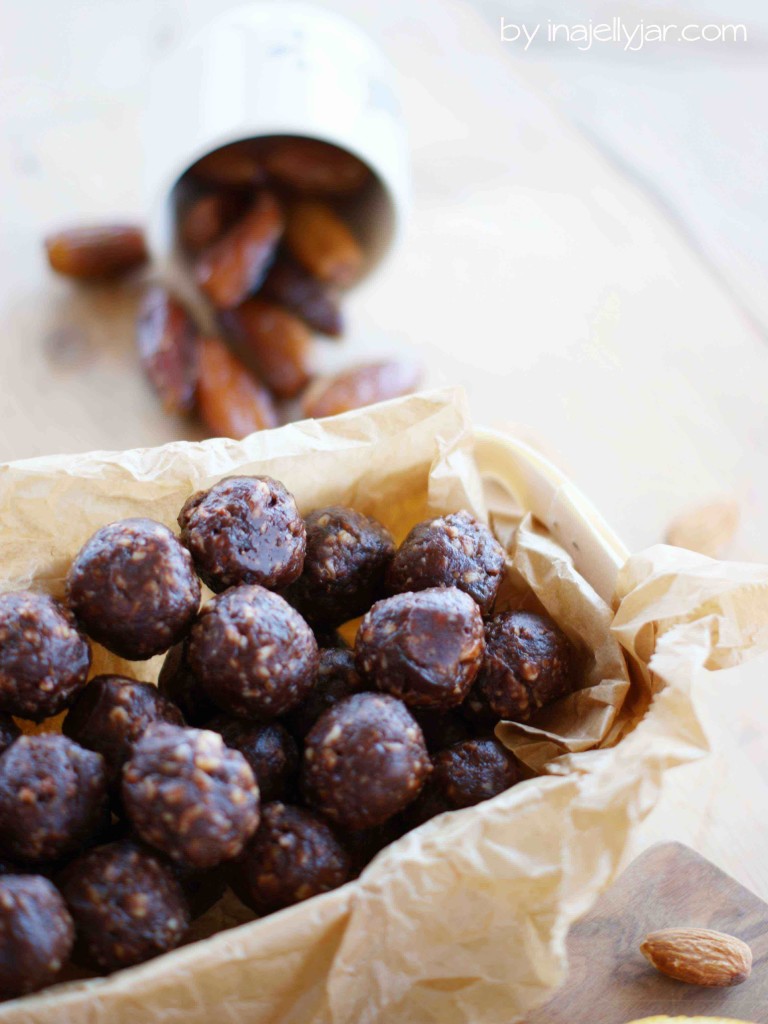 Vegane Bliss Balls mit Orangen, Datteln und Kakao