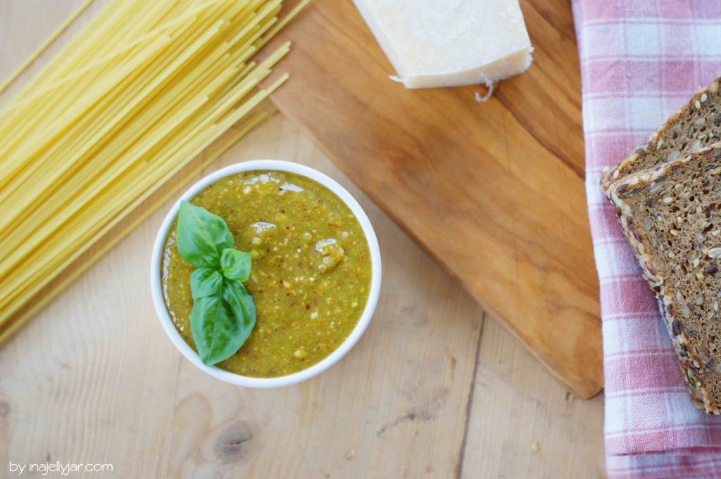 Frisches Pistazienpesto mit Parmesan und Nüssen