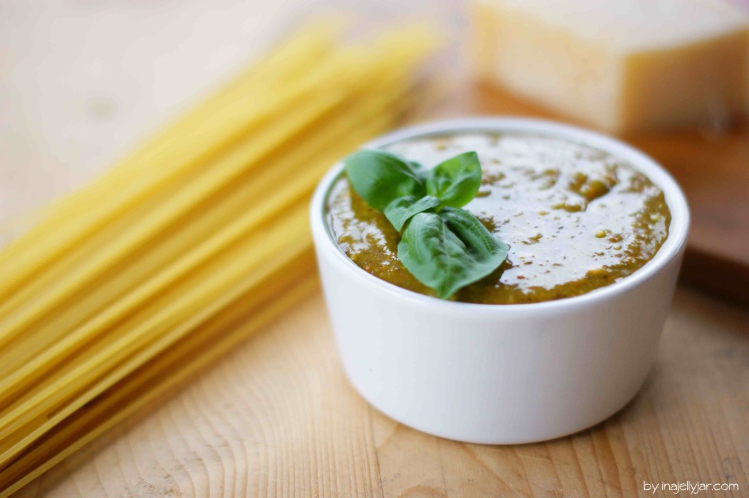 Frisches Pistazienpesto mit Parmesan und Nüssen