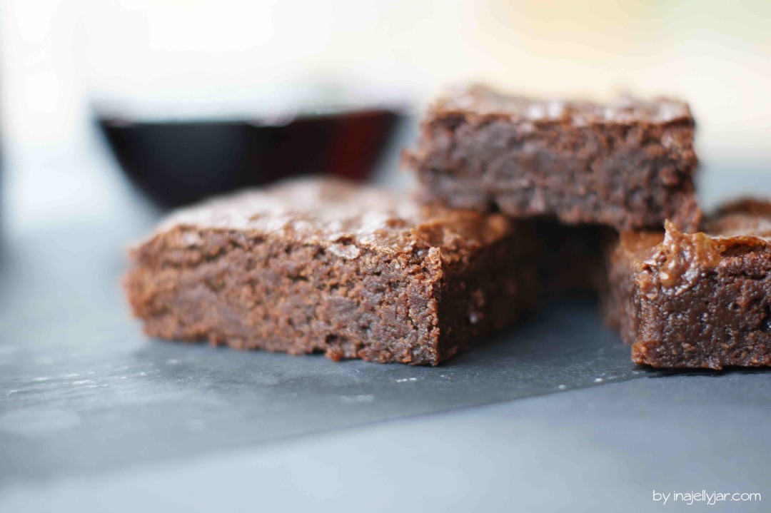 Rotwein-Brownies mit dunkler Schokolade