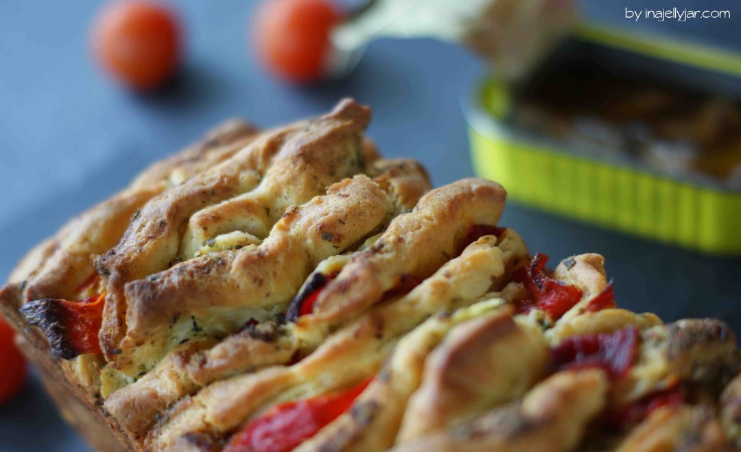 Würziges Zupfbrot mit Sardellen und Paprika