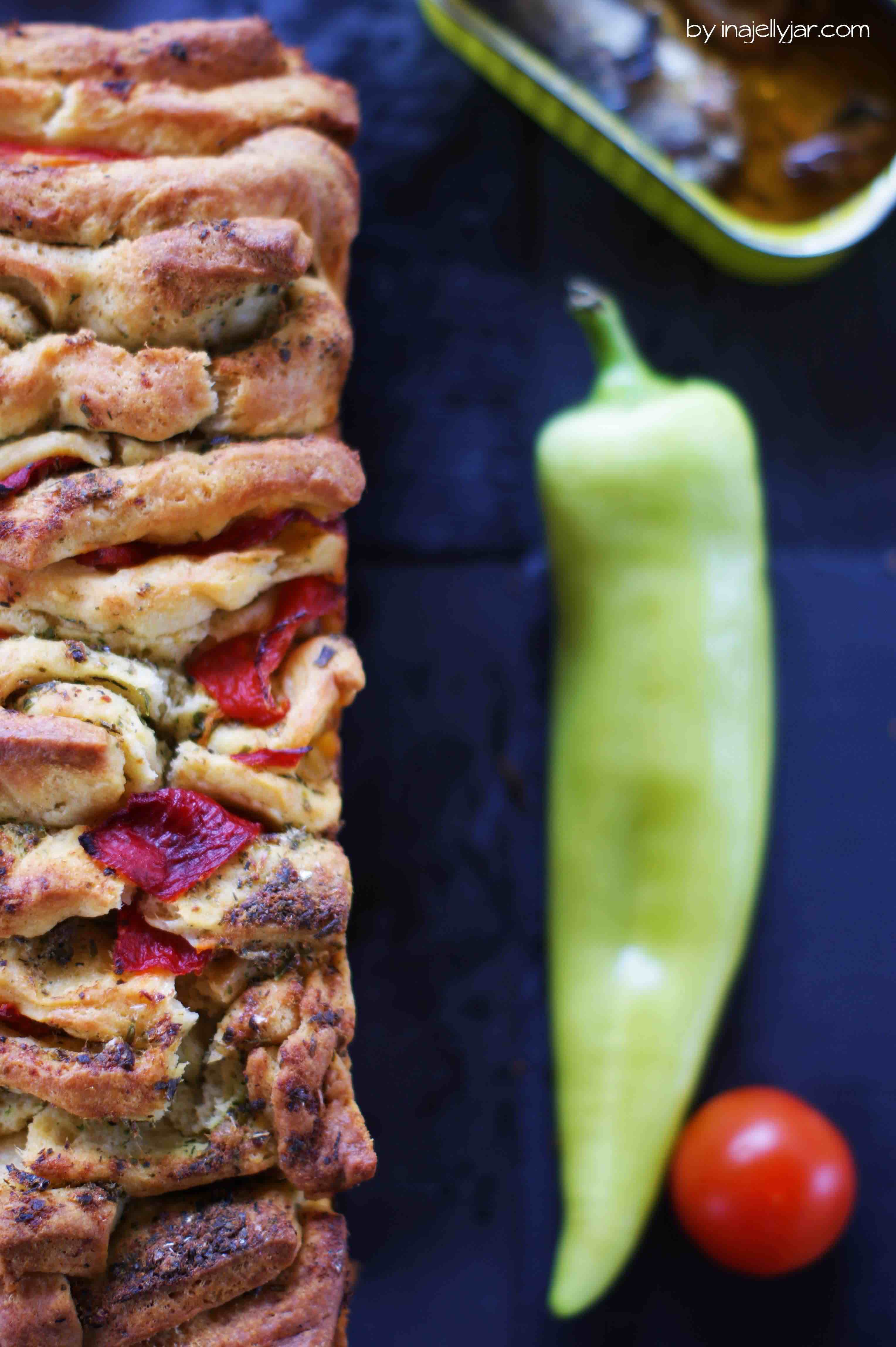 Würziges Zupfbrot mit Sardellen und Paprika