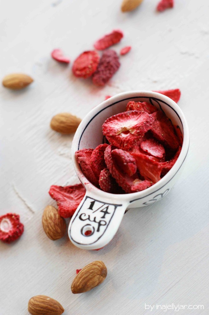 vegane Erdbeer Bliss Balls mit Cashews und getrockneten Erdbeeren