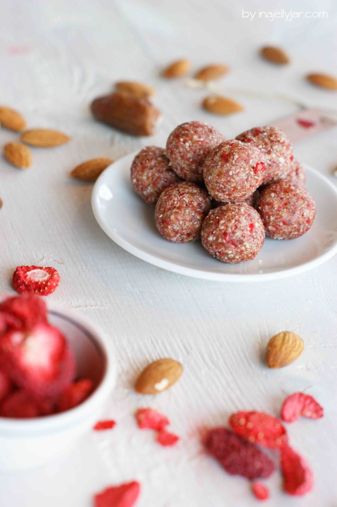 vegane Erdbeer Bliss Balls mit Cashews und getrockneten Erdbeeren