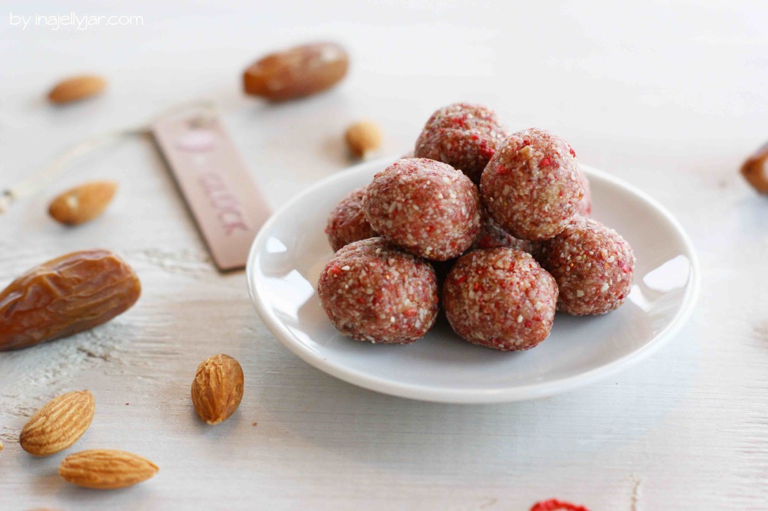 vegane Erdbeer Bliss Balls mit Cashews und getrockneten Erdbeeren