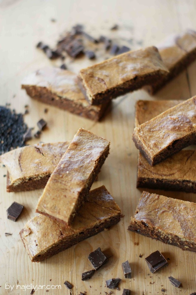 Saftige Brownies mit Tahini-Swirl