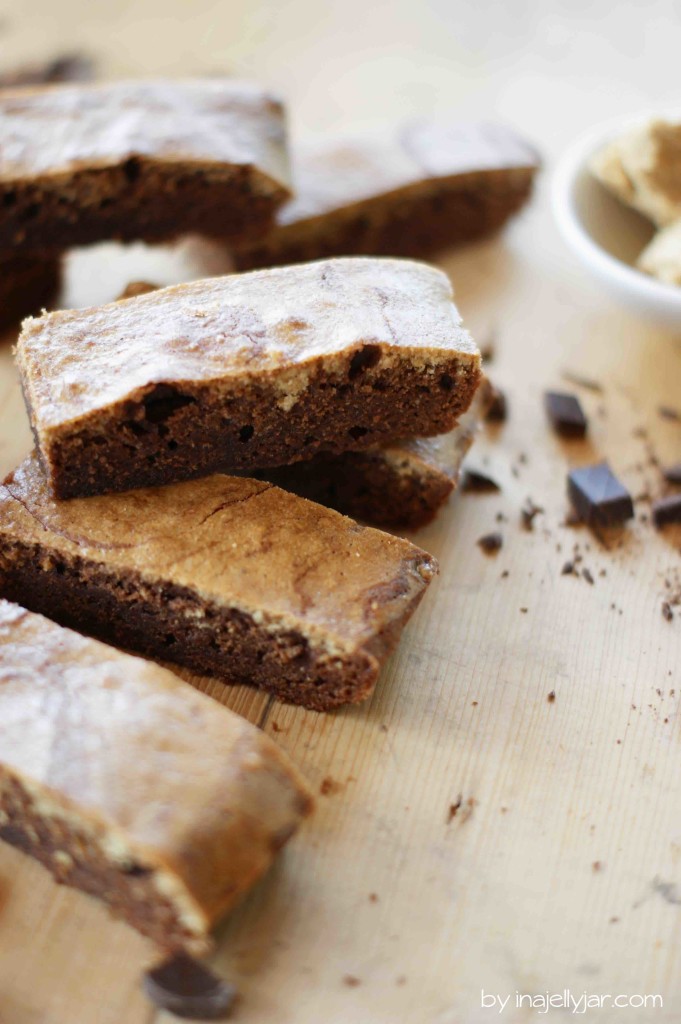 Saftige Brownies mit Tahini-Swirl