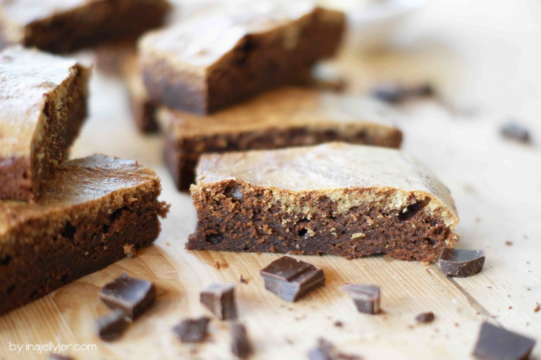 Saftige Brownies mit Tahini-Swirl