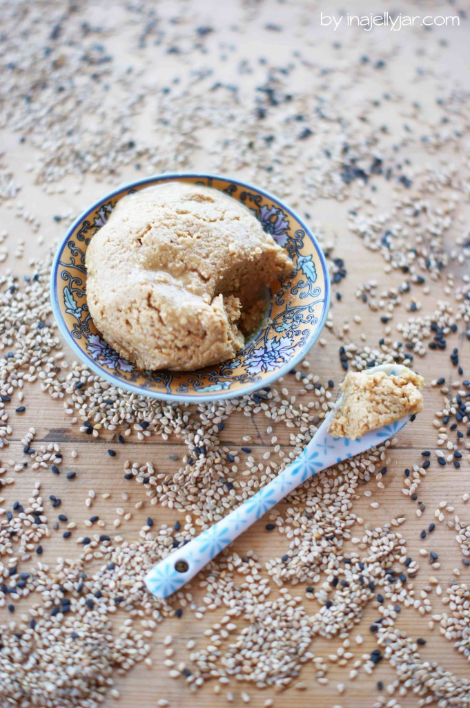 selbstgemachtes Tahini aus Sesam-Samen