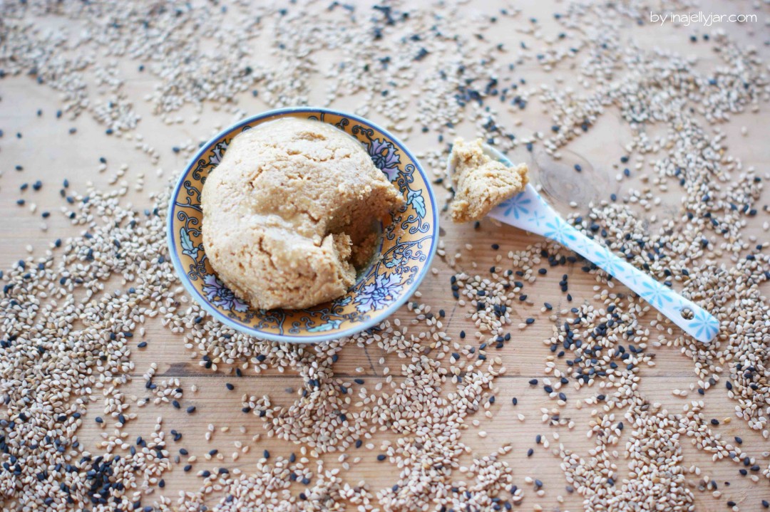 selbstgemachtes Tahini aus Sesam-Samen