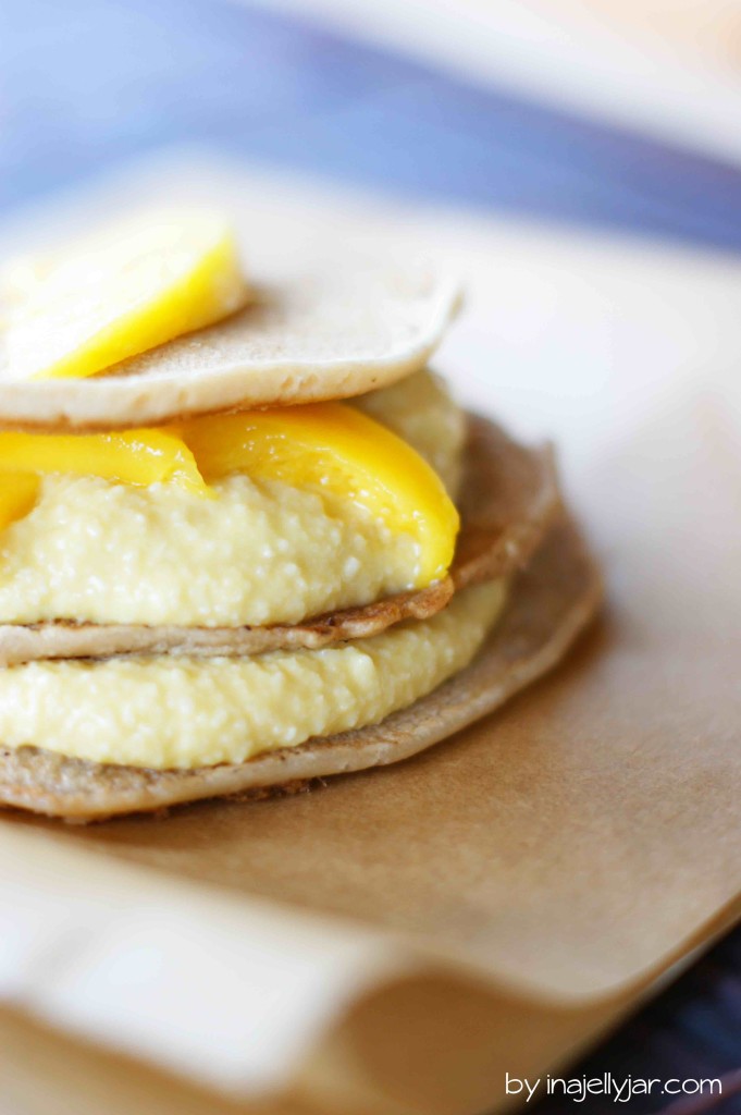 Vegane Pancakes mit Mango-Mandelcreme