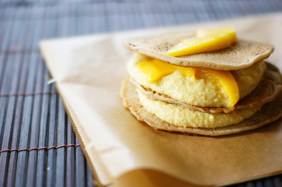 Vegane Pancakes mit Mango-Mandelcreme