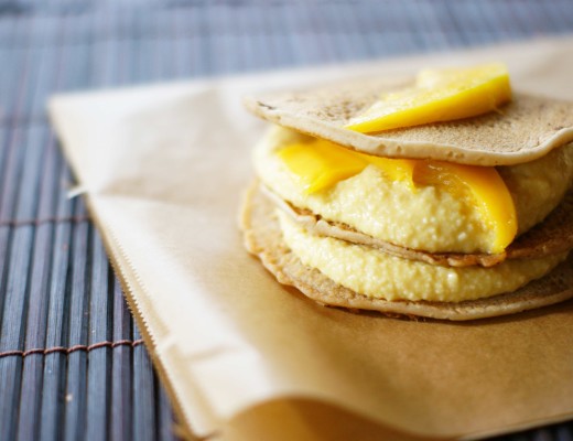 Vegane Pancakes mit Mango-Mandelcreme
