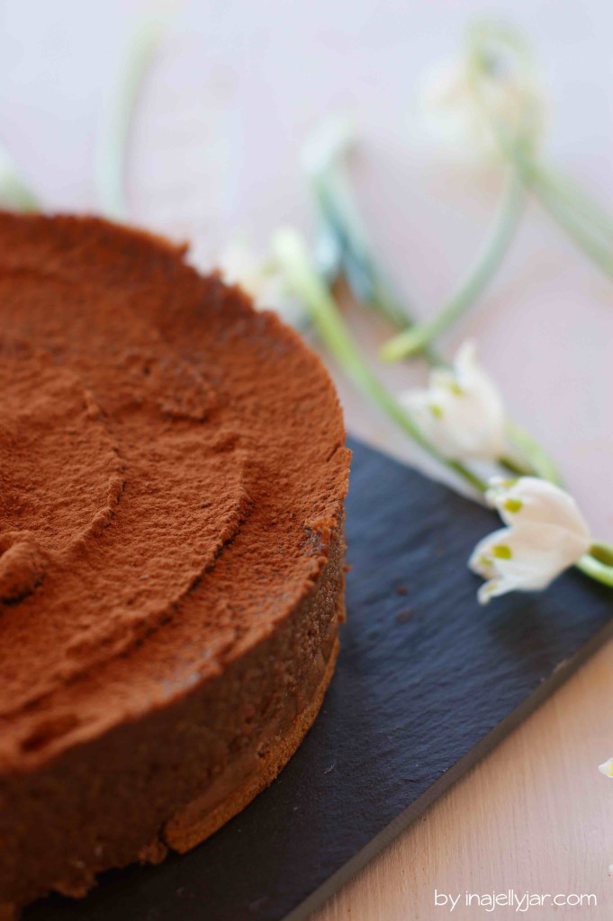 Vegane Pralinetorte mit Kakao und gerösteten Haselnüssen