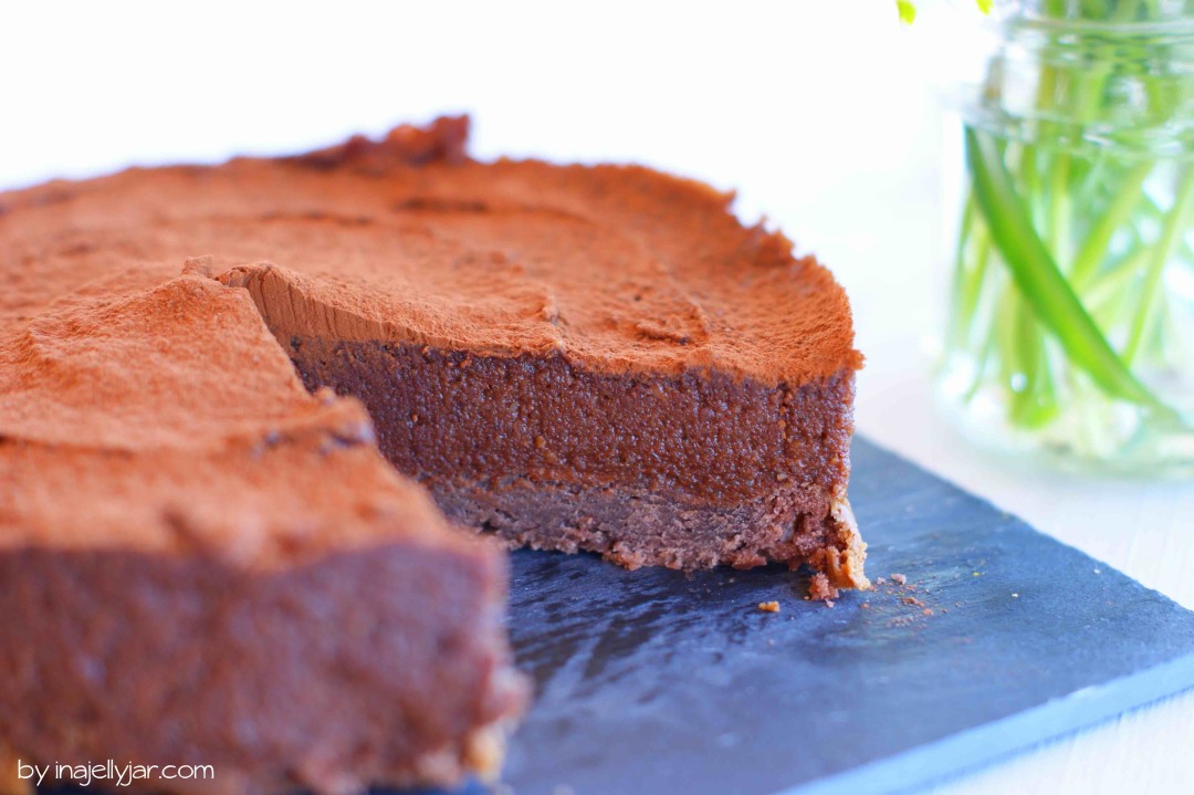 Vegane Pralinetorte mit Kakao und gerösteten Haselnüssen