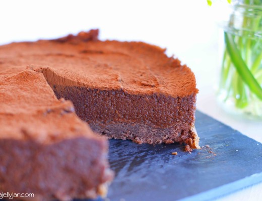 Vegane Pralinetorte mit Kakao und gerösteten Haselnüssen