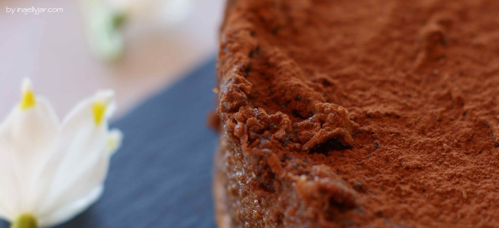Vegane Pralinetorte mit Kakao und gerösteten Haselnüssen