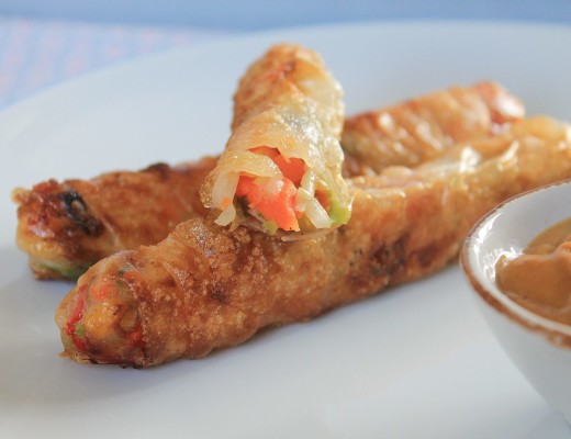 Vegane Frühlingsrollen mit Gemüse und Erdnussdip
