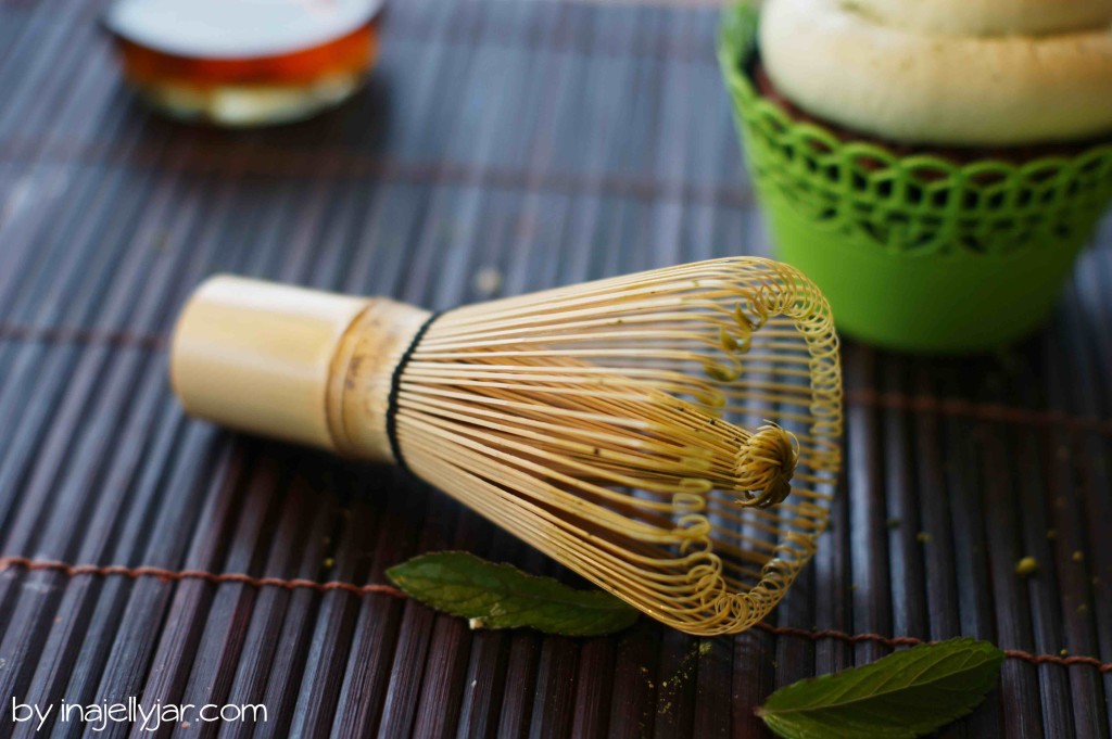 Saftige Schokoladen-Cupcakes mit Minze-Matcha-Topping