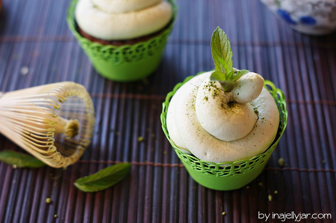 Saftige Schokoladen-Cupcakes mit Minze-Matcha-Topping