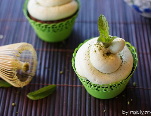 Saftige Schokoladen-Cupcakes mit Minze-Matcha-Topping