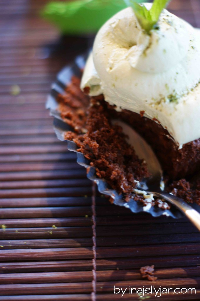 Saftige Schokoladen-Cupcakes mit Minze-Matcha-Topping