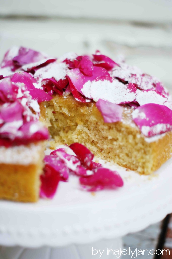 Mandel-Rosenblütentorte mit Weißwein