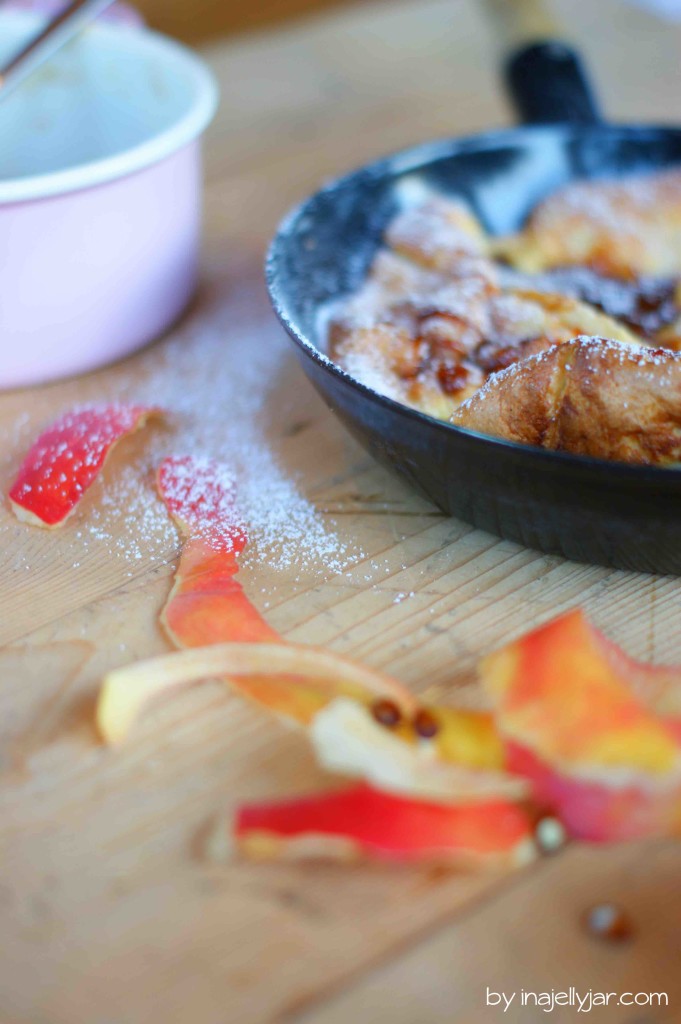 Dutch Baby (Ofenpfannkuchen) mit Äpfeln und Karamellsirup