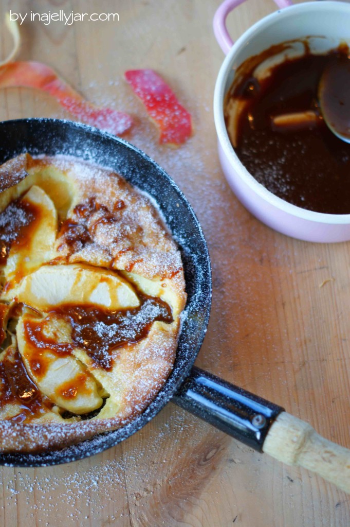 Dutch Baby (Ofenpfannkuchen) mit Äpfeln und Karamellsirup