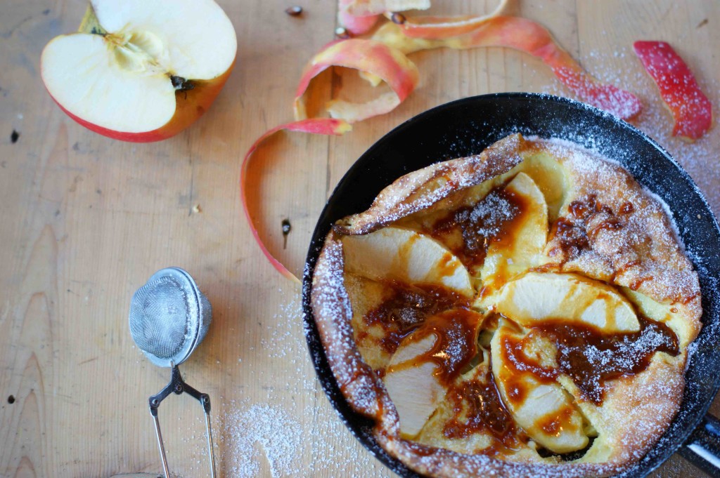 Dutch Baby (Ofenpfannkuchen) mit Äpfeln und Karamellsirup