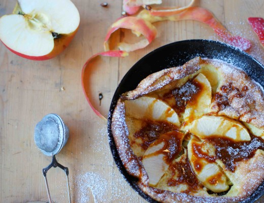 Dutch Baby (Ofenpfannkuchen) mit Äpfeln und Karamellsirup