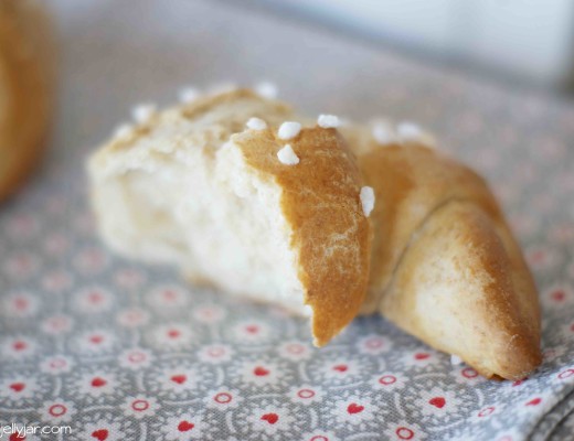 Knuspriges, selbstgemachtes Brioche-Kipferl nach dem geheimen Rezept