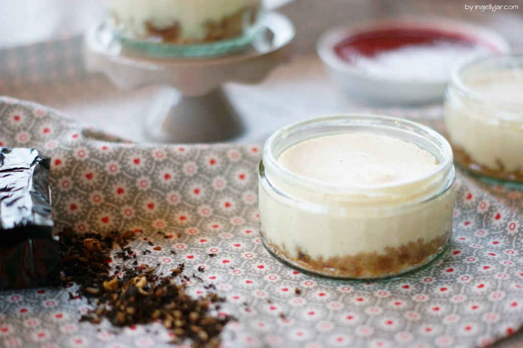 Kleine Chai-Cheesecakes im Glas mit Himbeersauce