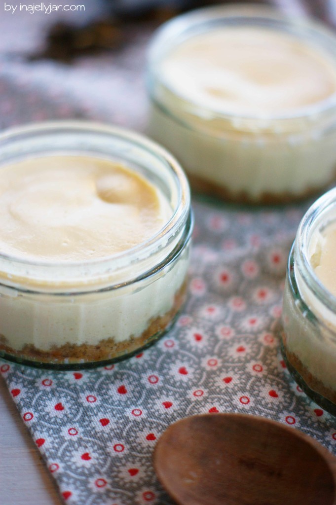 Kleine Chai-Cheesecakes im Glas mit Himbeersauce