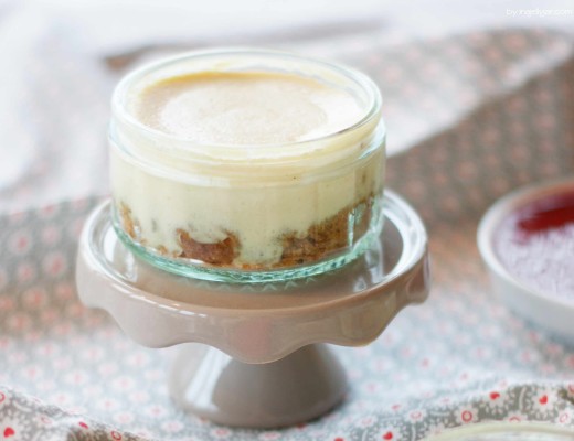 Kleine Chai-Cheesecakes im Glas mit Himbeersauce