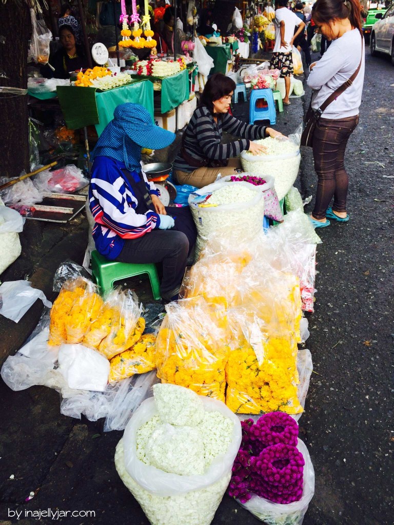 Frauen knüpfen Blumen-Girlanden in Chinatown - Bangkok - Thailand