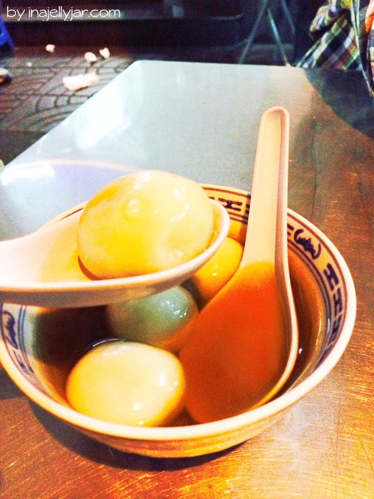 Dessert in Chinatown - Bangkok: Sesambällchen in Ingwersirup