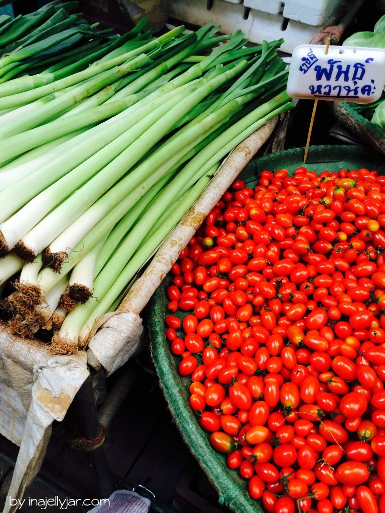 Chinatown in Bangkok: frischer Lauch und Tomaten