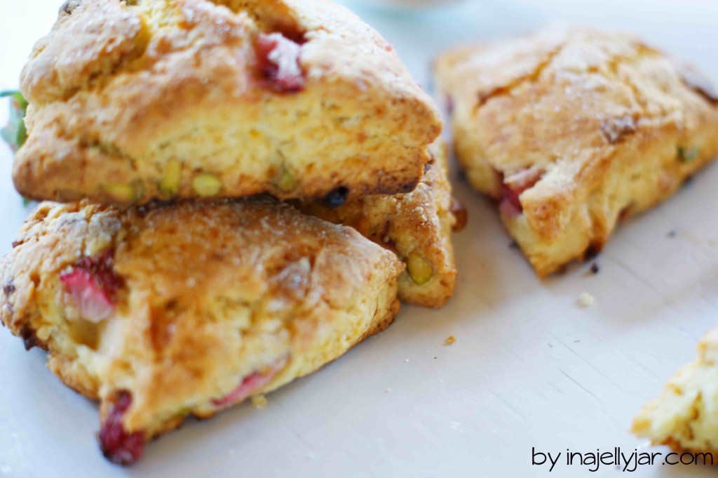 Scones mit Erdbeeren und weißer Schokolade | very british