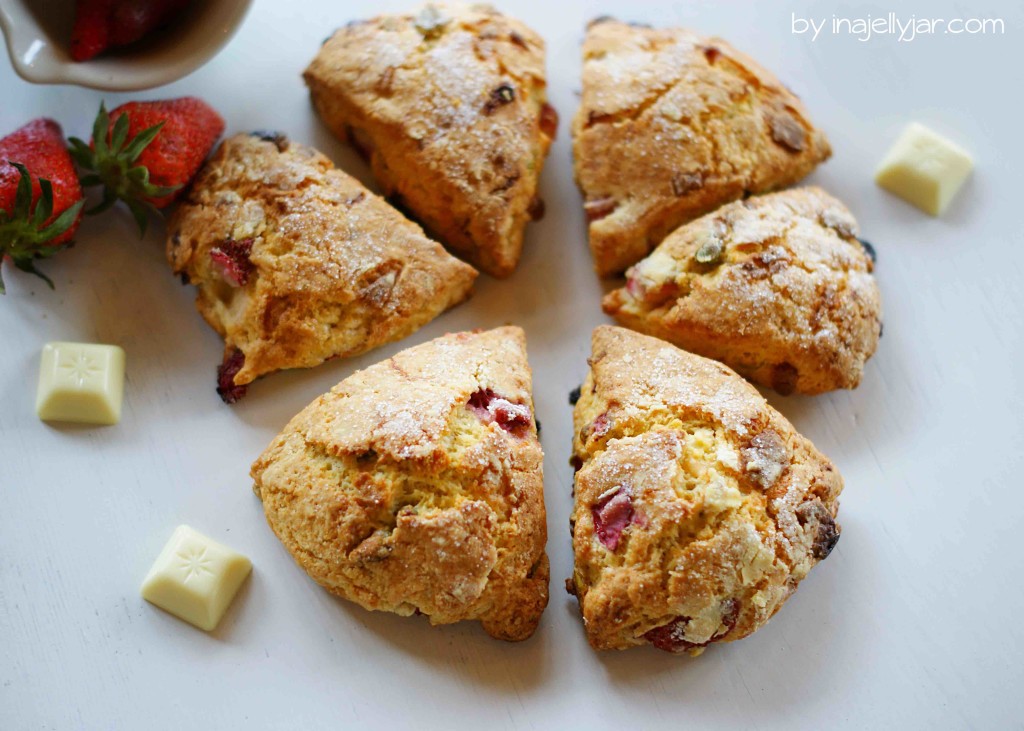 Scones mit Erdbeeren und weißer Schokolade | very british