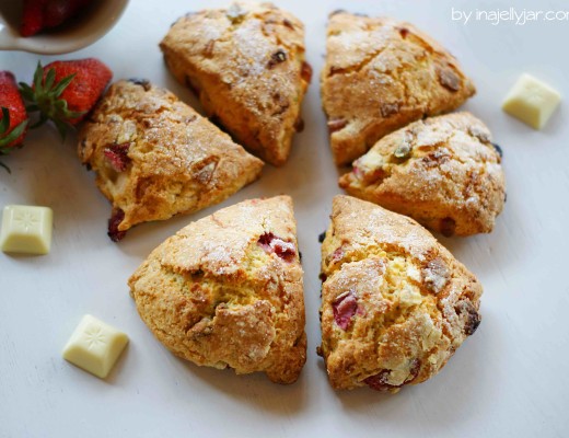 Erdbeerscones mit weißer Schokolade und PIstazien