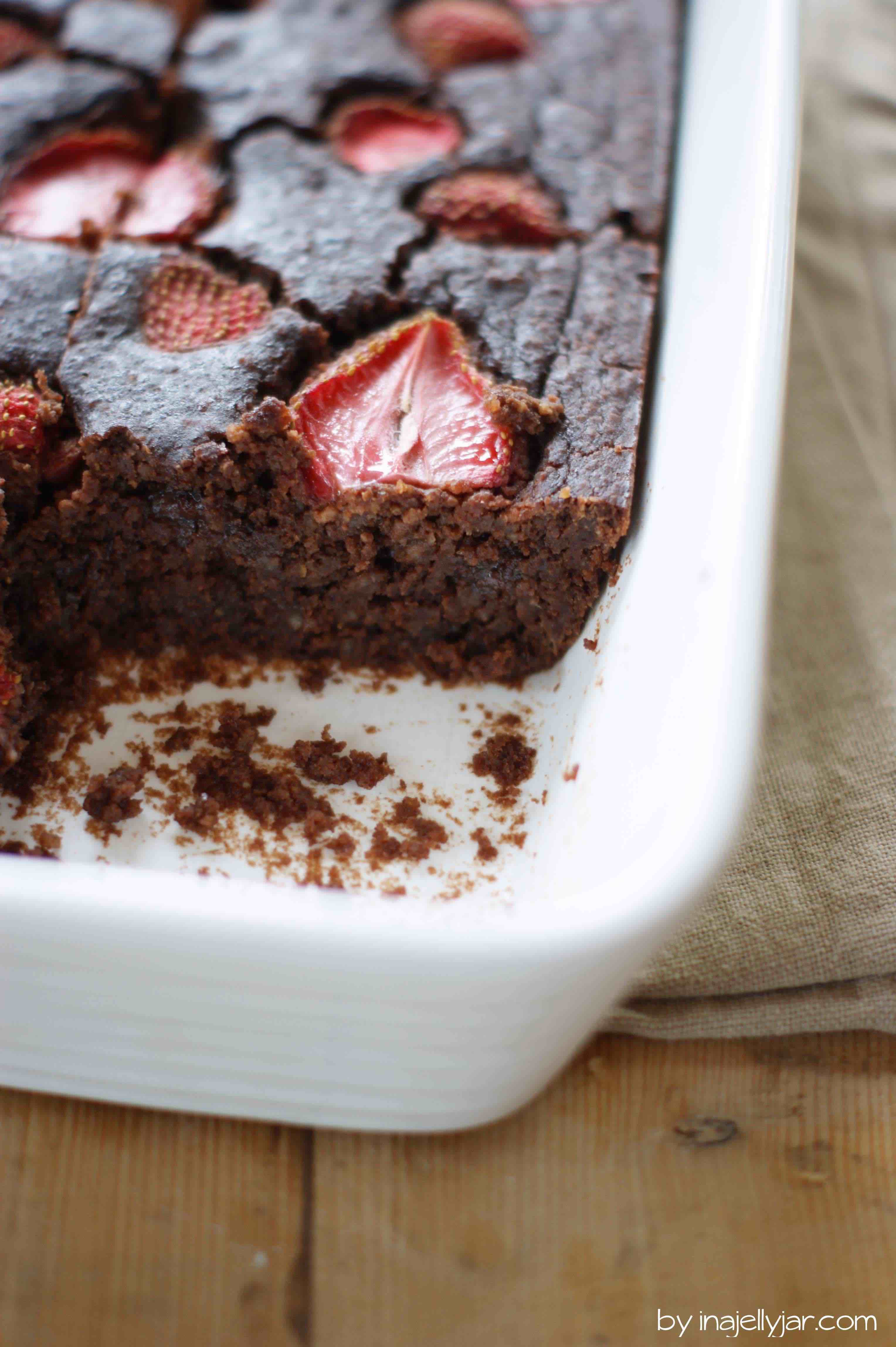 Glutenfreie Kichererbsen-Brownies mit Erdbeeren